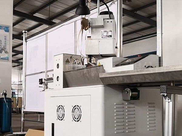 自動點膠裁線設(shè)備